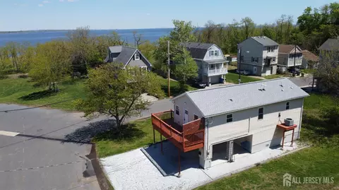 33 Cliffwood Way, Laurence Harbor, NJ 08879