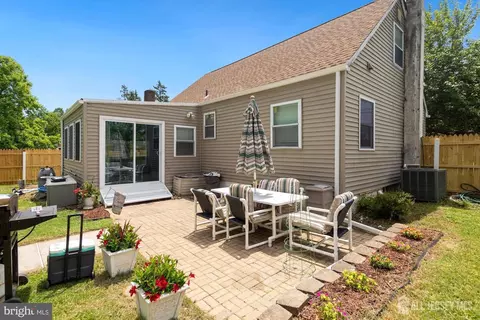 13 Spruce Ave, Fieldsboro, NJ 08505