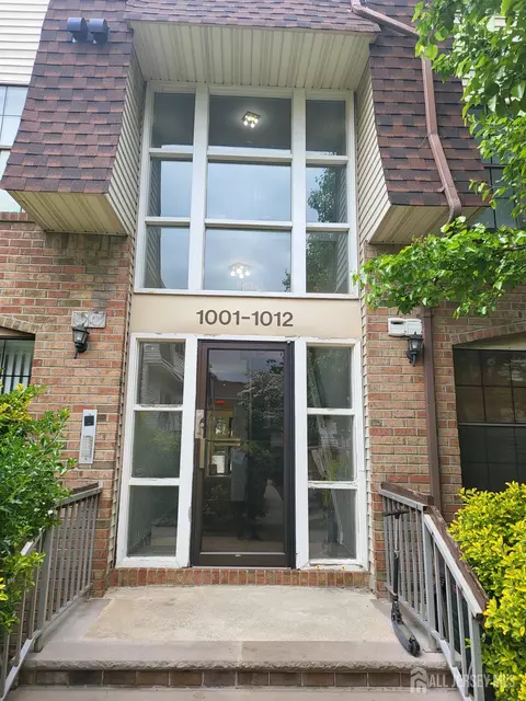 1002 Hidden Village Dr, Perth Amboy, NJ 08861