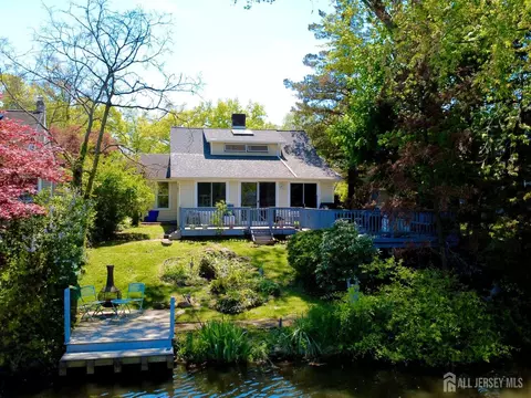 160 Lakeside Dr S, Piscataway, NJ 08854