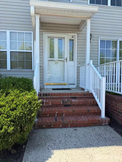 301 Vasser Dr, Piscataway, NJ 08854