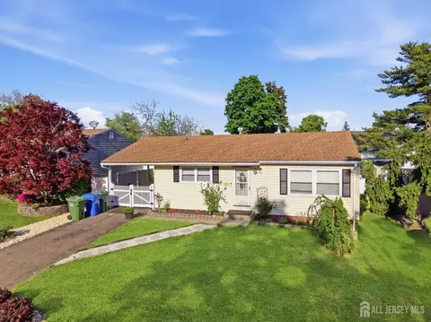 116 Kendall Dr, Parlin, NJ 08859