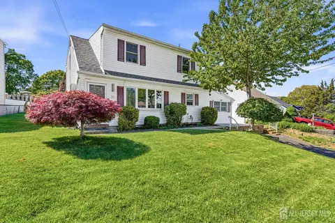 31 Pinetree Dr, Parlin, NJ 08859