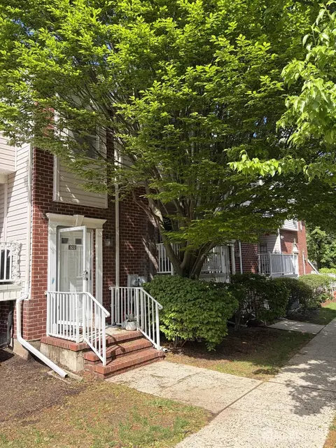 502 Great Beds Ct, Perth Amboy, NJ 08861