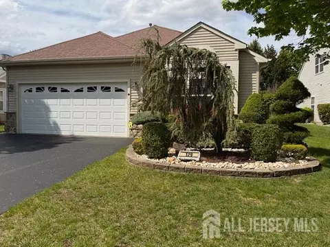 129 Valencia Dr, Monroe, NJ 08831