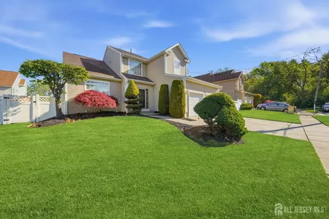 42 Hinton St, Sayreville, NJ 08872