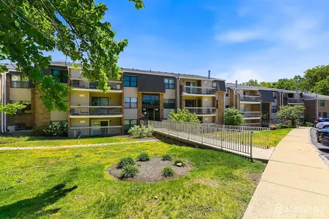 324 Sharon Garden Ct, Woodbridge, NJ 07095
