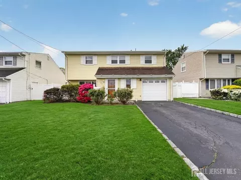 95 Pine St, Iselin, NJ 08830