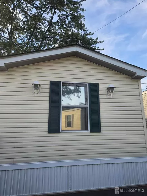 8 3rd St, Avenel, NJ 07001