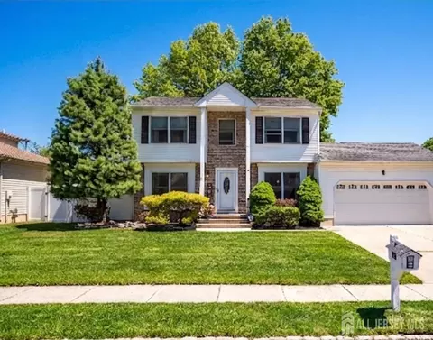 46 Lynn Ct, North Brunswick, NJ 08902