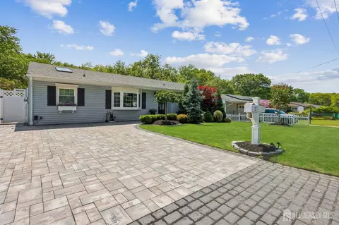 24 Brandeis Rd, Parlin, NJ 08859