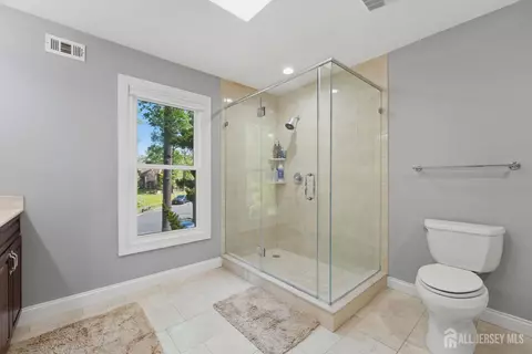 Bath - 208 Hidden Hollow Ct, Edison, NJ 08820 photo 2 of 4