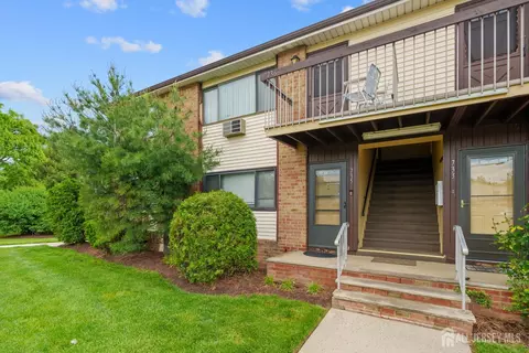 735 Cricket Ln, Woodbridge, NJ 07095