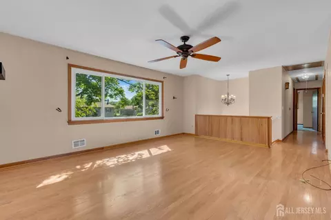 Living - 3 Wilton Ave, Middlesex, NJ 08846 photo 2 of 5