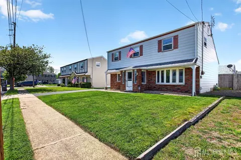 140 Camelot Dr, Port Reading, NJ 07064