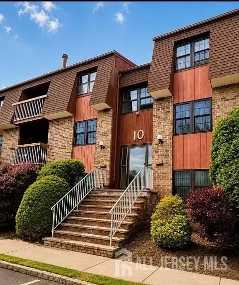 110 Keystone Ct, Woodbridge, NJ 07095