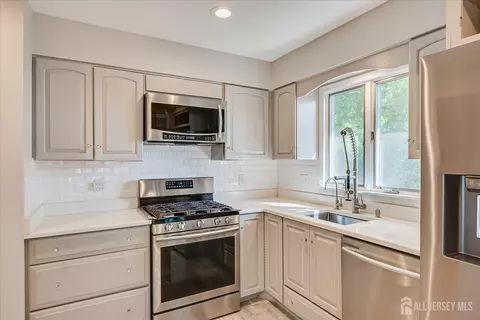 Kitchen - 4 Augusta Ct, Edison, NJ 08820 photo 2 of 4