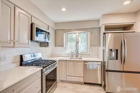 Kitchen - 4 Augusta Ct, Edison, NJ 08820 photo 3 of 4