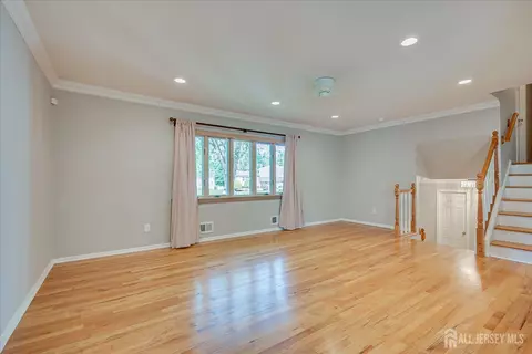 Living - 4 Augusta Ct, Edison, NJ 08820 photo 2 of 9