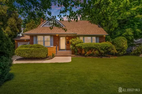4 Conover Ct, Edison, NJ 08817