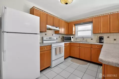 Kitchen - 17 Corinth Pl, Berkeley, NJ 08757 photo 2 of 3