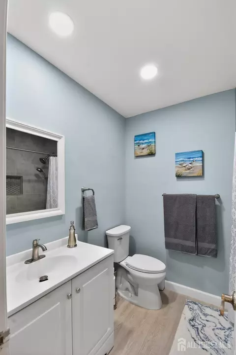 Bath - 17 Corinth Pl, Berkeley, NJ 08757 photo 2 of 3