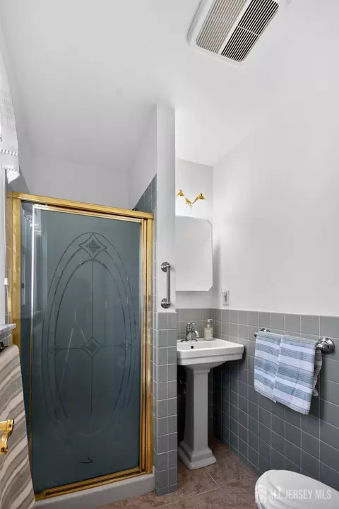 Bath - 17 Corinth Pl, Berkeley, NJ 08757 photo 3 of 3