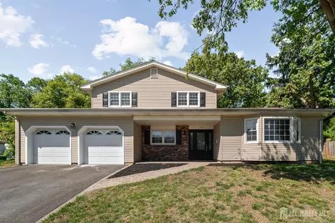 41 Oakwood Dr, Parlin, NJ 08859
