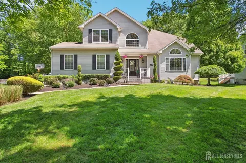 14 Sycamore Ct, Monroe, NJ 08831