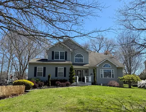 14 Sycamore Ct, Monroe, NJ 08831