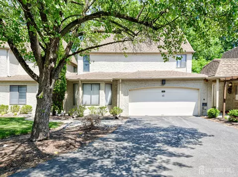 20 Gate House Ln, Edison, NJ 08820