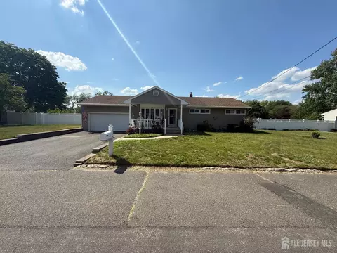 27 Maplecrest Dr, Tinton Falls, NJ 07753