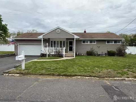 27 Maplecrest Dr, Tinton Falls, NJ 07753