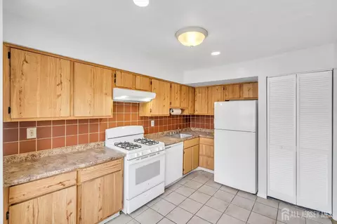 Kitchen - 1909 Raspberry Ct, Edison, NJ 08817 photo 1 of 2