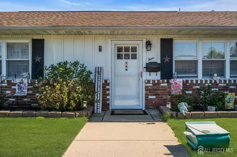 4 Michigan Dr, Matawan, NJ 07747
