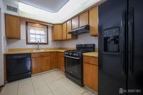 3 Jefferson Dr, Spotswood, NJ 08884