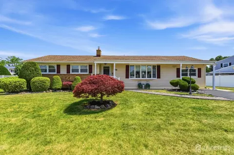 58 Richards Dr, Parlin, NJ 08859
