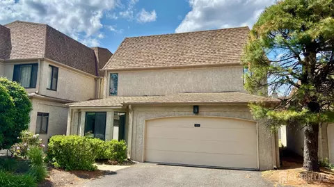 21 Carriage Pl, Edison, NJ 08820