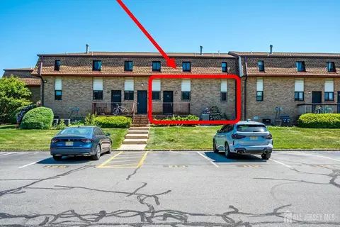 1305 N Oaks Blvd N, North Brunswick, NJ 08902