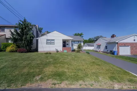 829 Harrell Ave, Woodbridge, NJ 07095