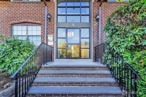 812 Green Hollow Dr, Iselin, NJ 08830