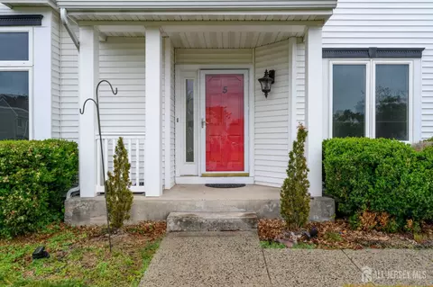 5 Cherrywood Dr, Piscataway, NJ 08854