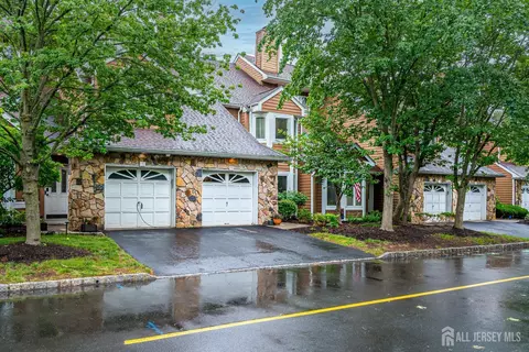 73 Chatsworth Ct, Edison, NJ 08820