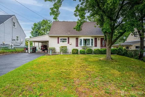 29 Kendall Dr, Parlin, NJ 08859