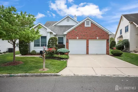 22 London Dr, Monroe, NJ 08831