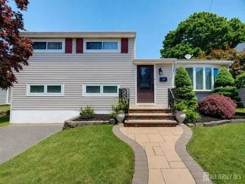 60 Haven Ter, Parlin, NJ 08859