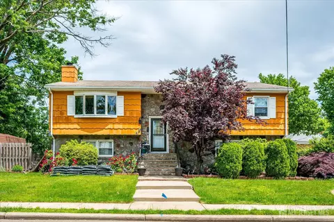 4 Wick Dr, Fords, NJ 08863