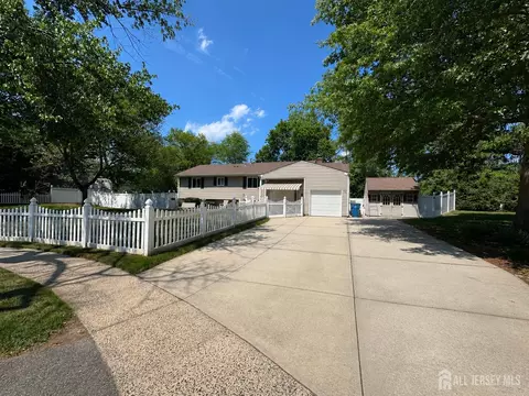 4 Meade Ct, Piscataway, NJ 08854