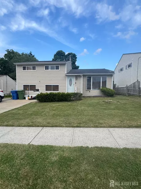 4 Dunlap Dr, Parlin, NJ 08859
