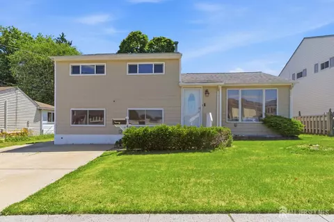 4 Dunlap Dr, Parlin, NJ 08859
